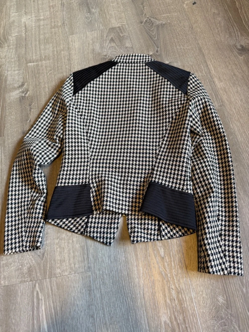 White House Black Market Houndstooth Zip Jacket – Size 00